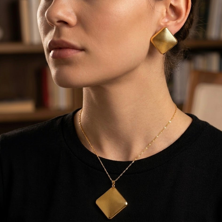 Gilded Lattice Rhombus Set.