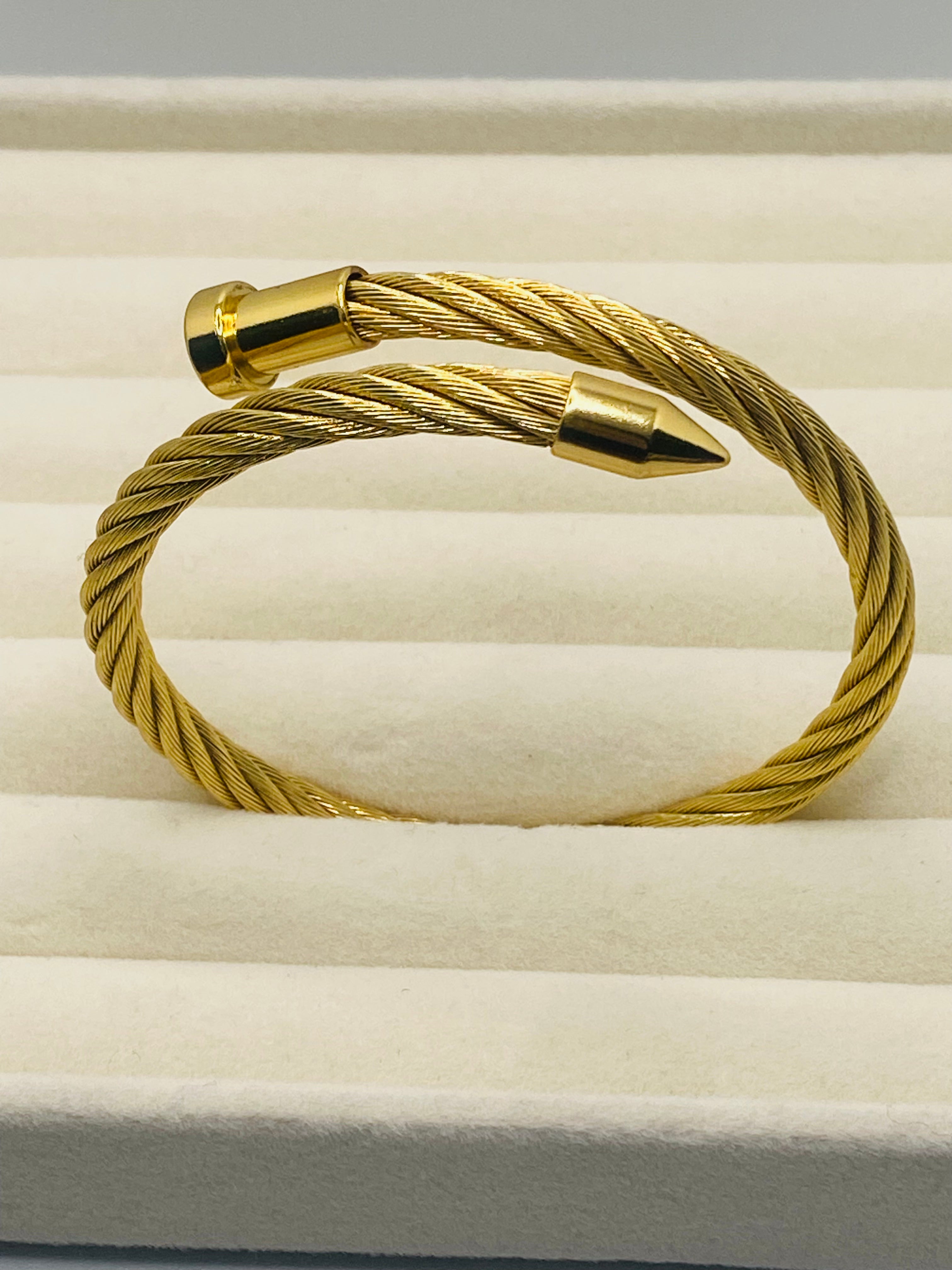 The Sculptural Wire Cuff(Golden)
