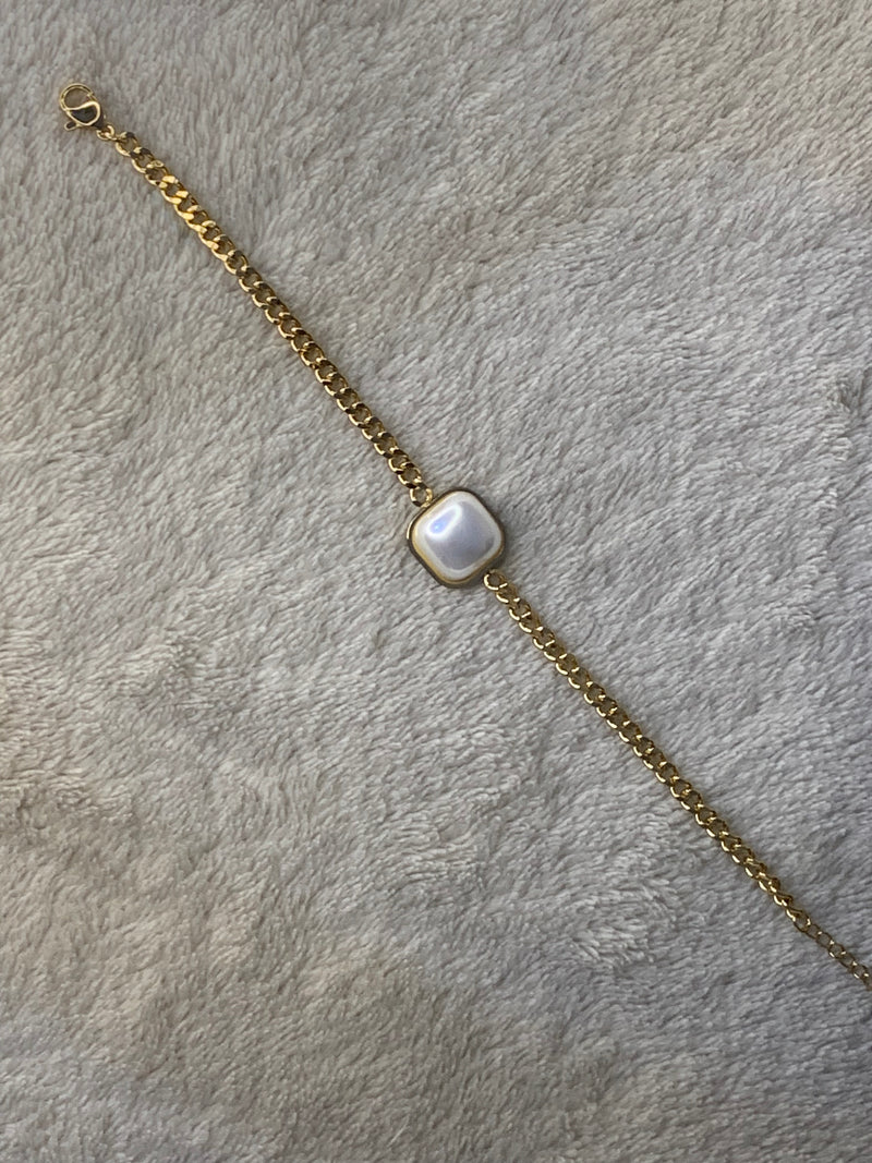 Curb Chain Pearl Bracelet.