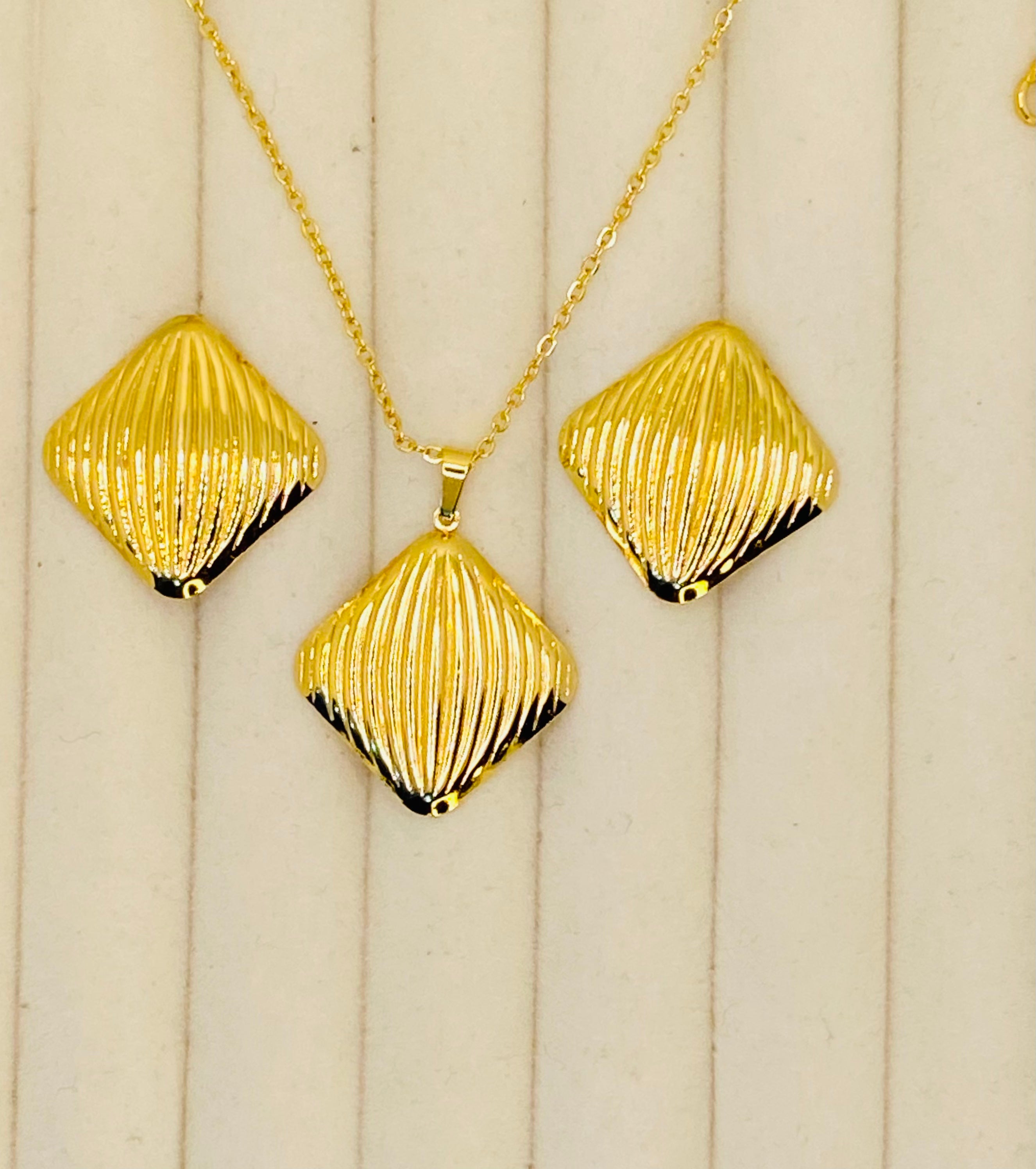 The Geometric Scalloped Set