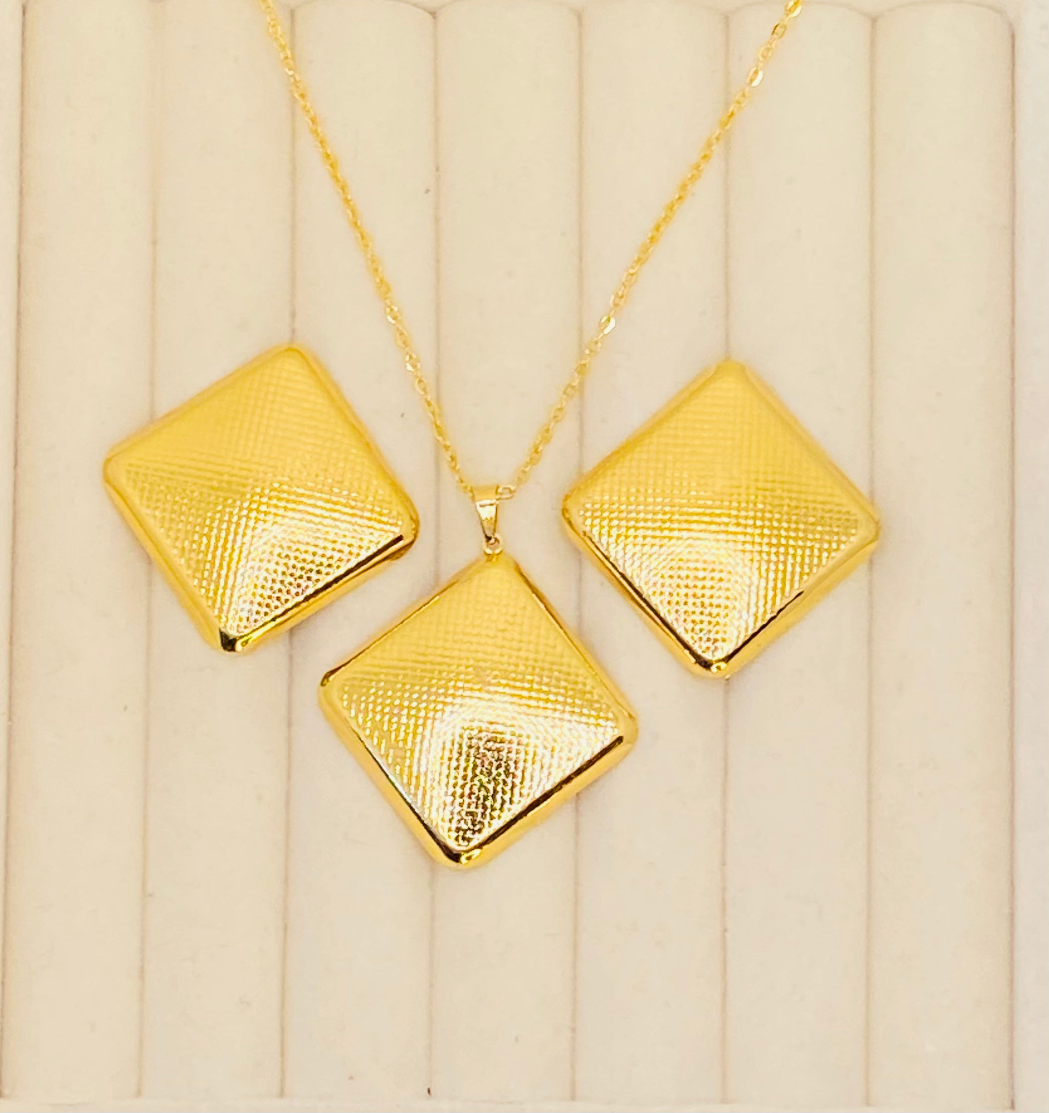 Gilded Lattice Rhombus Set.