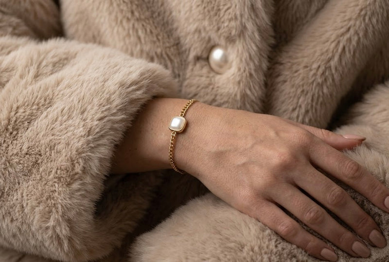 Curb Chain Pearl Bracelet.